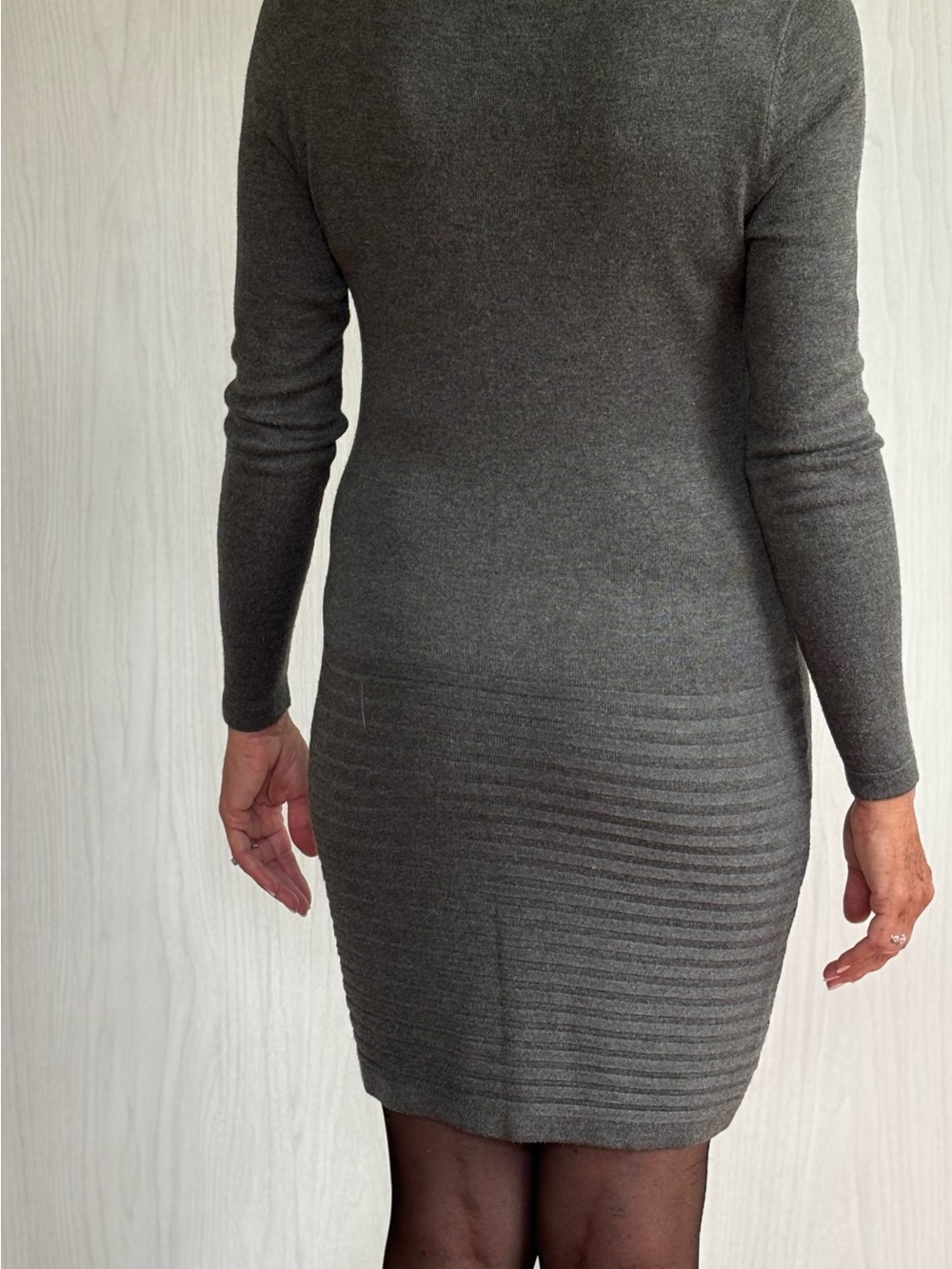 Sleek Grey Ribbed-Detail Long-Sleeve Mini Dress - Picture 4 of 5